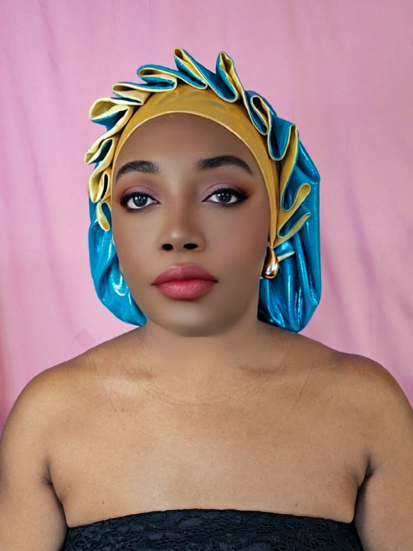 Bonnet en satin chantilly- bleu turq bril (no18)