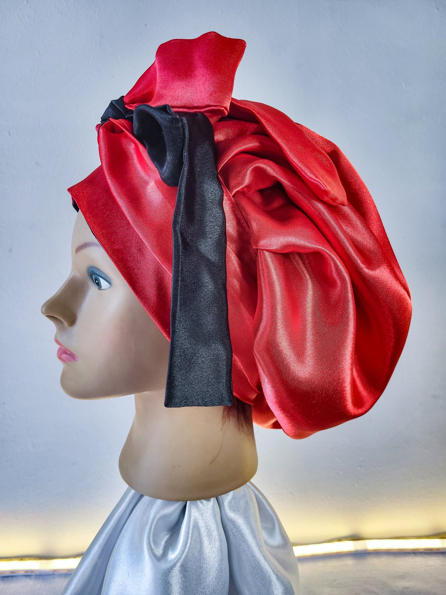 Bonnet en satin FICELLE. L - ROUGE