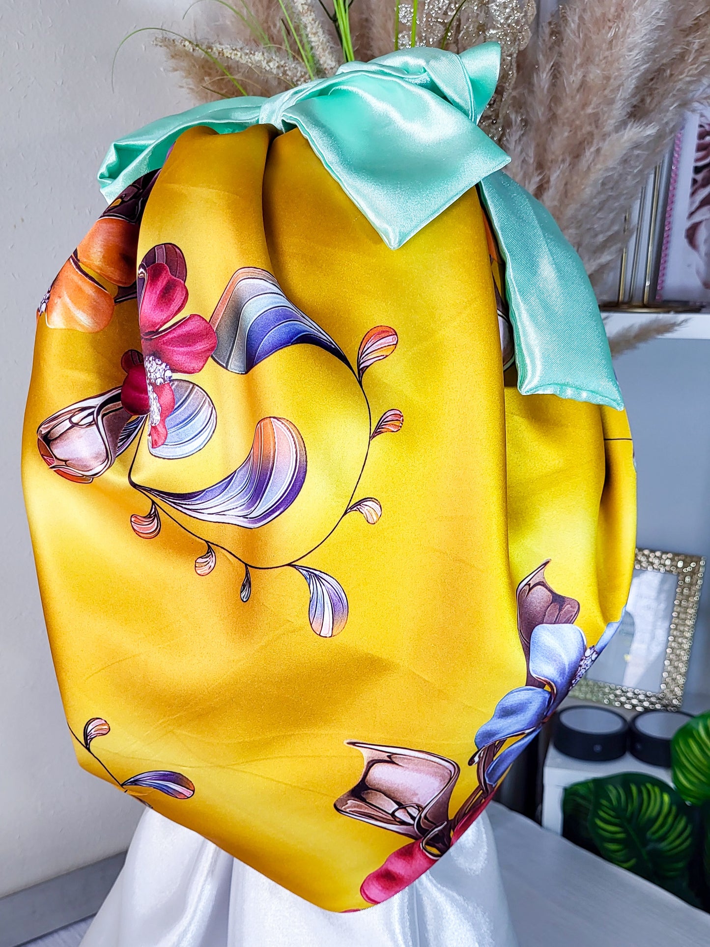 Bonnet en satin FICELLE. L - floral jaune